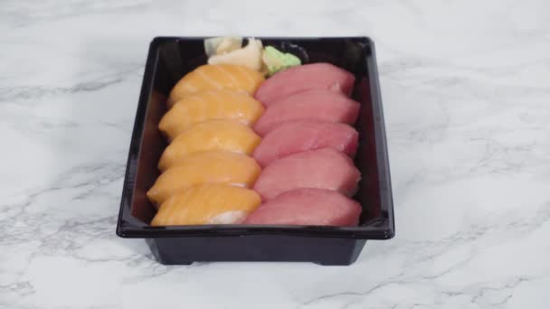 Pré Embalado Variedade Rolos Sushi Sushi Uma Bandeja Plástico — Vídeo de Stock