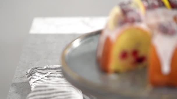 Торт Лимонної Журавлини Прикрашений Цукровою Журавлиною Лимонними Клинами Підставці Торта — стокове відео