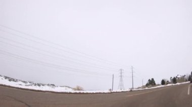 Amerika 'nın banliyölerinde tipik kaldırımlı yollarda araba sürmek.