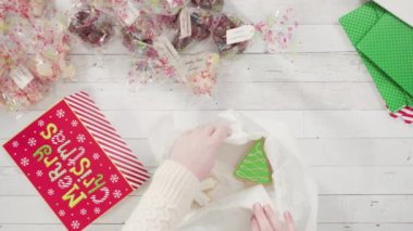 Adım adım. Ev yapımı şekerleme ve kurabiyeleri Noel hediyesi kutusuna koymak.