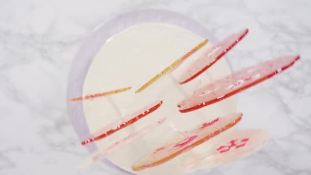 在高大的白色圆圆的蛋糕中加入雪片 作为最后的装饰 — 图库视频影像