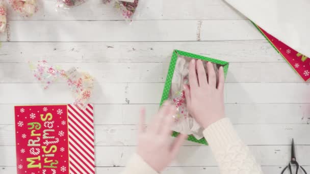 Шаг Шагом Упаковка Домашней Помадки Печенья Рождественскую Подарочную Коробку — стоковое видео