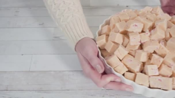 Stap Voor Stap Snoepgoed Fudge Gesneden Kleine Blokjes Een Witte — Stockvideo