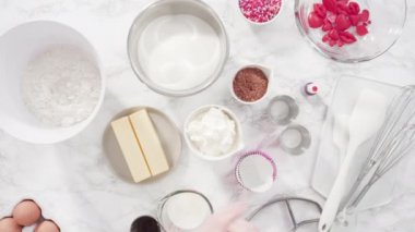 Adım adım. Kırmızı kadife kek pişirmek için bardakta ıslak malzemeler karıştırıyorum..