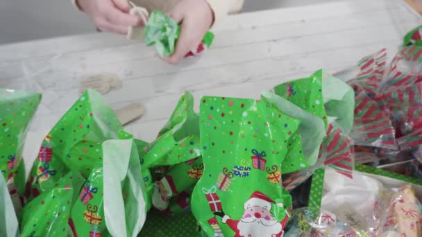 Βήμα Βήμα Συσκευασία Σπιτική Fudge Και Μπισκότα Ένα Χριστουγεννιάτικο Κουτί — Αρχείο Βίντεο