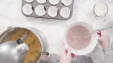 Adım adım. Kırmızı kadife kek pişirmek için bardakta ıslak malzemeler karıştırıyorum..