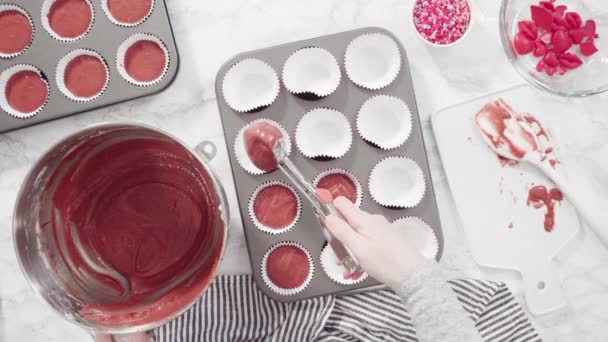 Cupcake Teig Eine Cupcake Pfanne Schaufeln Rote Samt Cupcakes Backen — Stockvideo