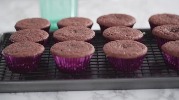 Enfriamiento Recién Horneado Cupcakes Terciopelo Rojo — Vídeos de Stock