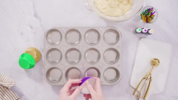 マルディグラのお祝い イタリアのバタークリームアイシングとバニラカップケーキ — ストック動画