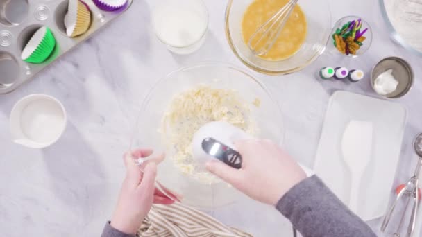 Mardi Gras Celebração Cupcakes Baunilha Com Cobertura Creme Manteiga Italiano — Vídeo de Stock