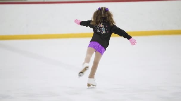 Klein Meisje Oefenen Kunstschaatsen Een Indoor Schaatsbaan — Stockvideo