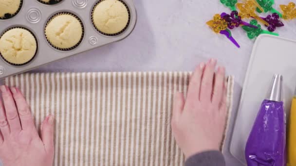 Mardi Gras Viering Vanille Cupcakes Met Italiaanse Boterroom Glazuur — Stockvideo