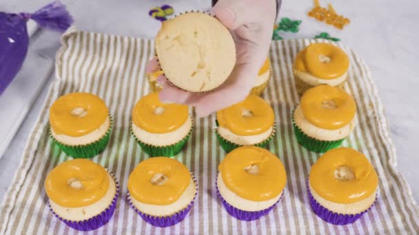 マルディグラのお祝い イタリアのバタークリームアイシングとバニラカップケーキ — ストック動画