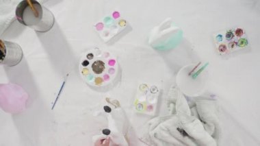 Küçük kız COVID-19 salgınında evde uzaktan öğrenim için sanat projesi üzerinde çalışıyor..