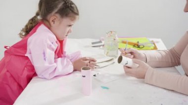 Adım adım. Kağıttan tek boynuzlu atlar yapmak ve boş tuvalet kağıdı ruloları yapmak..