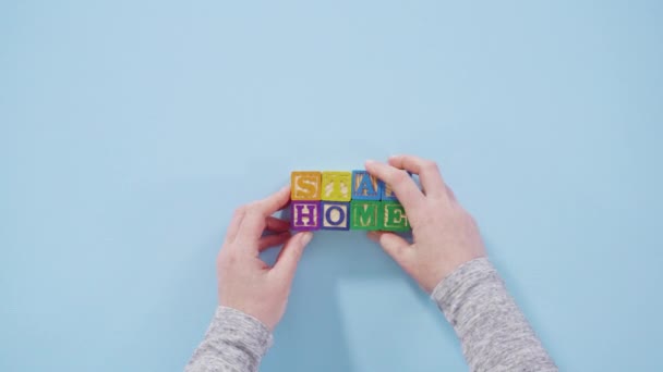 Soggiorna Casa Accedi Blocchi Dell Alfabeto Dei Bambini Uno Sfondo — Video Stock