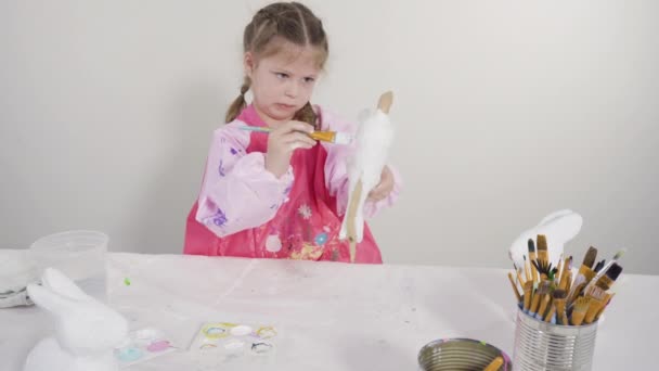 Kleines Mädchen Bei Der Arbeit Ihrem Kunstprojekt Für Fernunterricht Hause — Stockvideo
