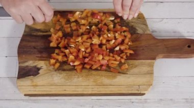 Düz yatıyordu. Ağaç kesme tahtasındaki organik kırmızı dolma biberler..