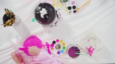 Düz yatıyordu. Cadılar Bayramı için akrilik boyalı balkabağı boyama.