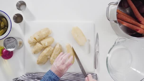 Skär Grönsaker Ingredienser För Att Förbereda Vinägrett Sallad Disken — Stockvideo