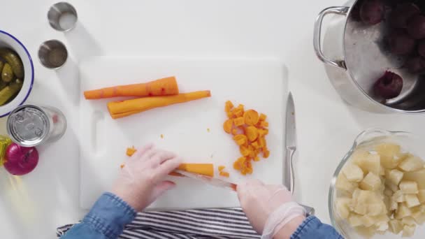 Zöldségek Darabolása Hozzávalók Vinaigrette Saláta Készítéséhez Pulton — Stock videók