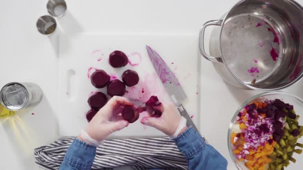 Groenten Snijden Ingrediënten Vinaigrettesalade Toonbank Bereiden — Stockvideo