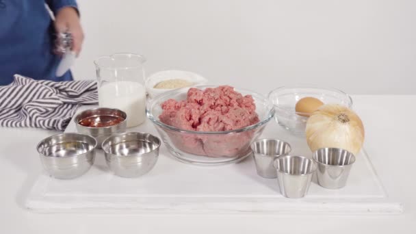 一步一步 用玻璃杯搅拌牛肉肉饼配方中的配料 — 图库视频影像