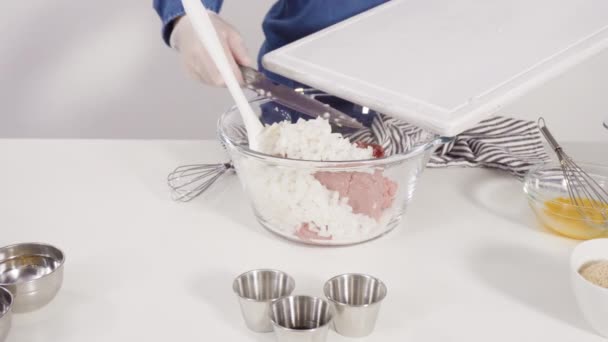 Stap Voor Stap Mengen Van Ingrediënten Voor Een Klassiek Rundvleesbrood — Stockvideo