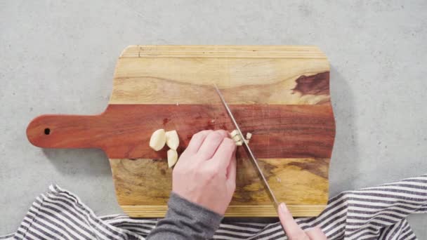 Corte Ajo Orgánico Una Tabla Cortar Madera — Vídeos de Stock