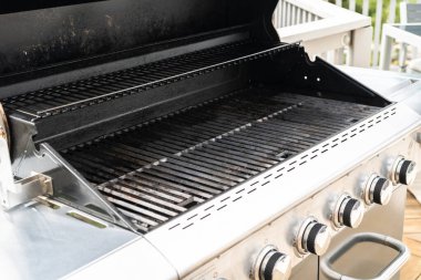 Temiz altı ocaklı ızgara yaz ızgarasına hazır..