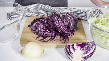 Adım adım. Ağaç kesme tahtasıyla organik lahana doğruyorum..