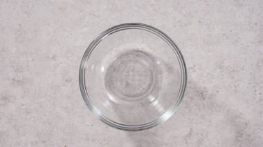 Sosun içindeki balıkları marine etmek için malzemeler karıştırılıyor..