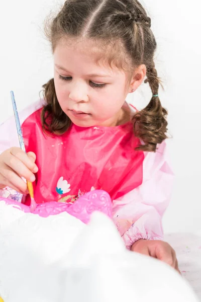 Menina Pintando Abóbora Halloween Com Tinta Acrílica — Fotografia de Stock