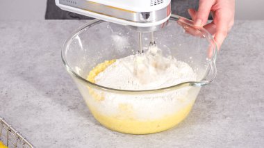 Adım adım. Limonlu kek hazırlamak için karıştırma kabının içindeki malzemeleri karıştırıyorum..