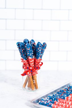 Ev yapımı çikolata kaplı çubuk çubuklar cam kavanozdaki Amerikan bayrağı gibi süslenmiş..