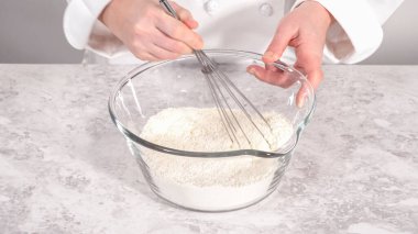 Adım adım. Fünyeli kek pişirmek için karıştırma kabındaki malzemeleri karıştırıyorum..