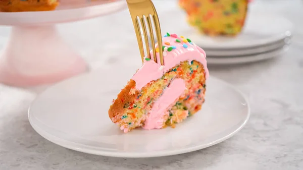 Passo Dopo Passo Torta Fetta Funfettti Bundt Con Glassa Crema — Foto Stock