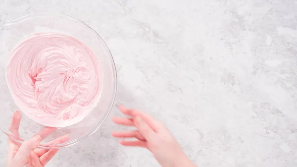Deitado Passo Passo Misturando Coloração Alimentos Rosa Uma Cobertura Creme — Fotografia de Stock