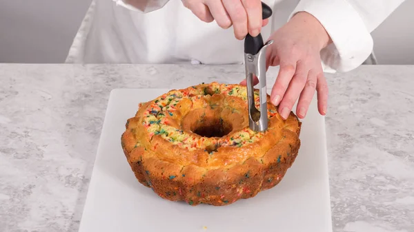 Lépésről Lépésre Lyukak Létrehozása Vajkrém Kitöltéséhez Funfettti Bundt Cake — Stock Fotó