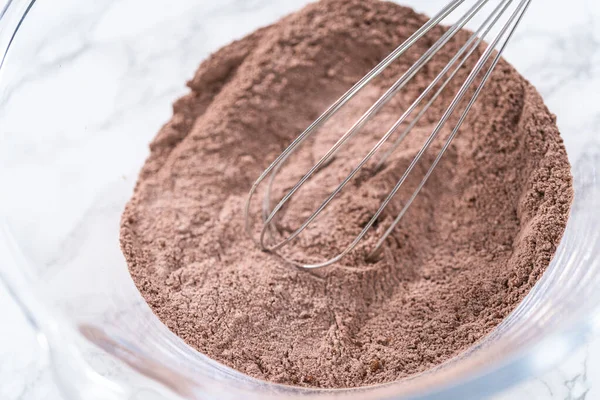 Смешивание Ингредиентов Миске Смешивания Стекла Испечь Шоколадный Кекс — стоковое фото