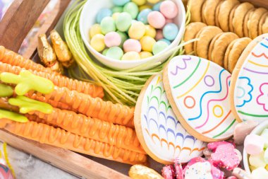 Paskalya şekerleri, kurabiyeler ve şekerlemelerle şarküteri kurulumu.