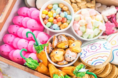 Paskalya şekerleri, kurabiyeler ve şekerlemelerle şarküteri kurulumu.