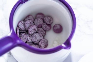 Çikolata parçalarını eritmek, çikolata denizkızı kuyruğu yapmak için eritmek..