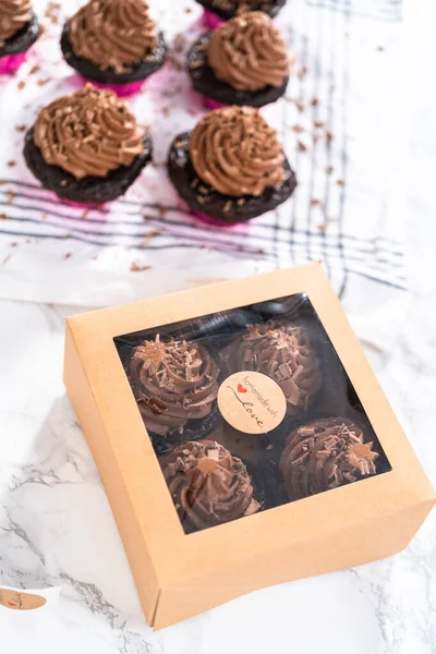 Embalagem Cupcakes Chocolate Com Cobertura Ganache Chocolate Uma Caixa Cupcake — Fotografia de Stock