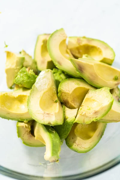 Smashing Avocados Een Glazen Mengkom Klassieke Guacamole Dip Maken — Stockfoto