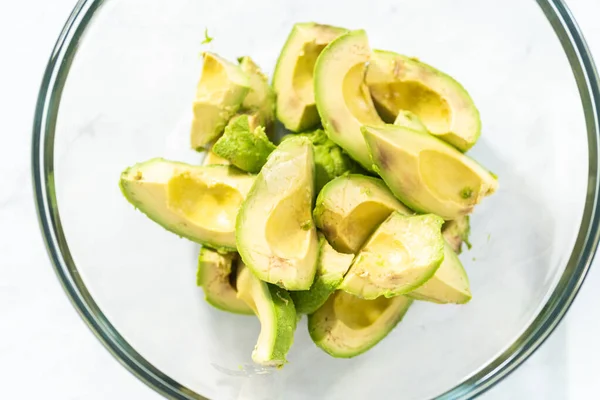 Krossa Avokado Glasskål För Att Göra Klassisk Guacamole Dip — Stockfoto