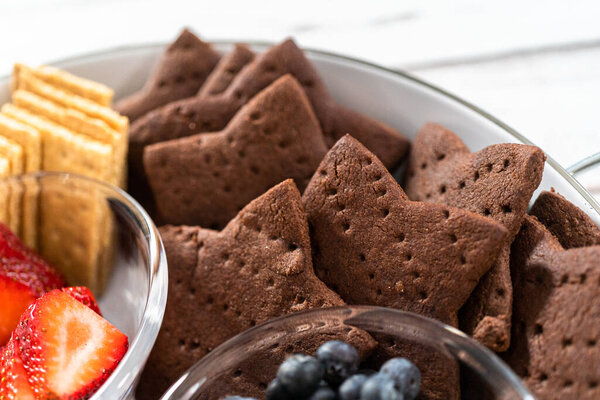 Организация фрукты с 'моры charcuterie доска на белый поднос.