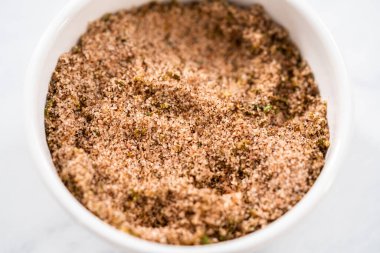 Meksika karpuzu için kırmızı limon tuzu hazırlamak için küçük bir bardakta karıştırma malzemesi..