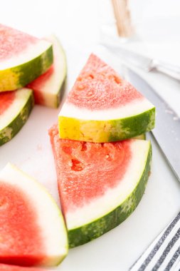 Şili limonlu karpuz patlatmak için olgun kırmızı karpuz dilimliyorum..