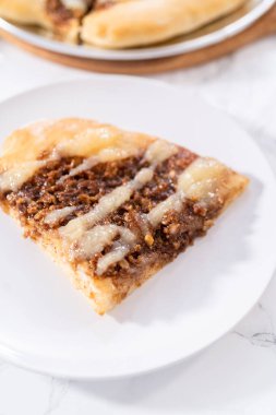 Krem peynirli taze tarçınlı tatlı pizza..